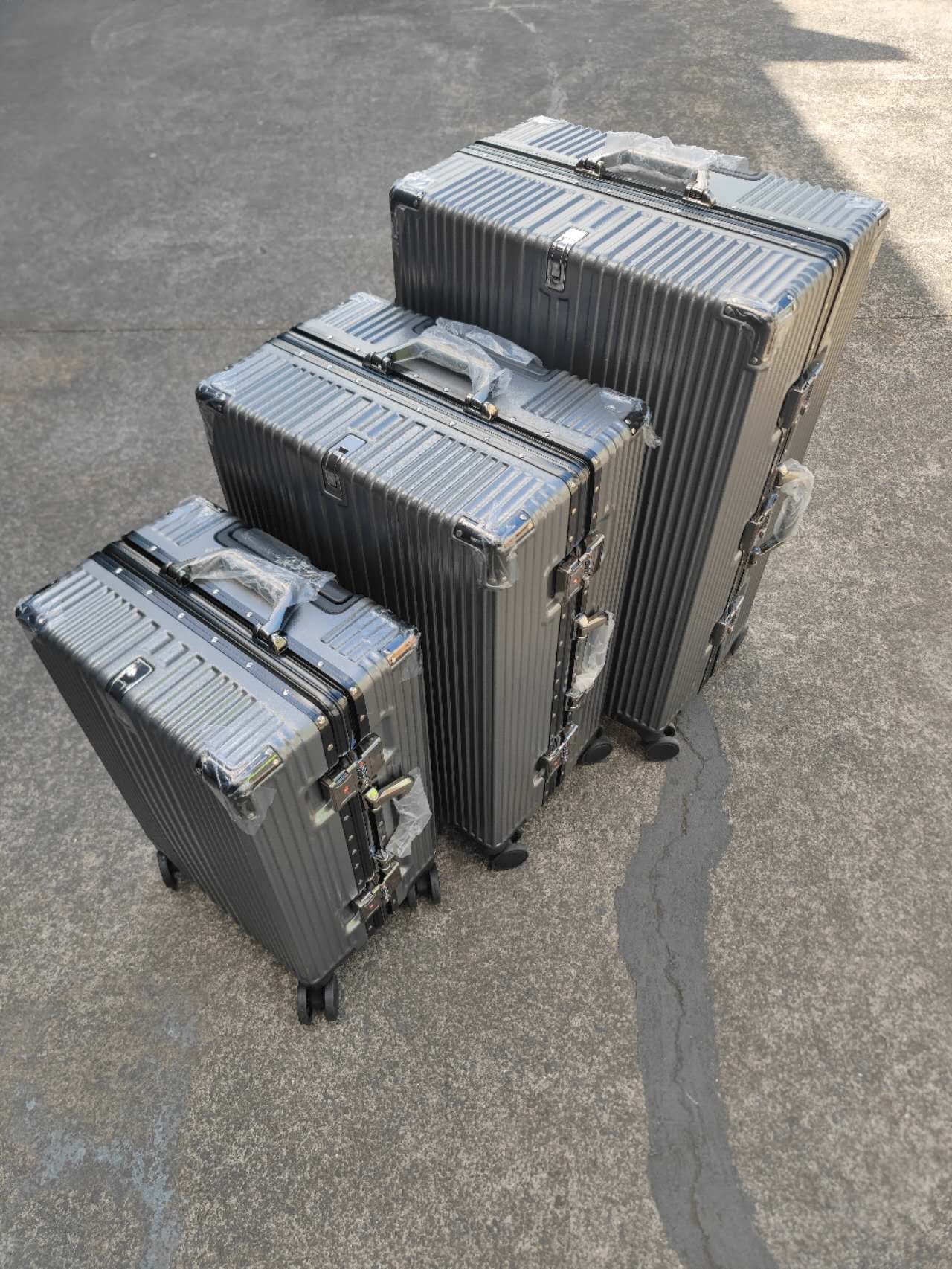 Brand new 3-piece set with aluminum hard-brimmed Suitcase. luggage .20 inch, 24 inch, 28 inch.