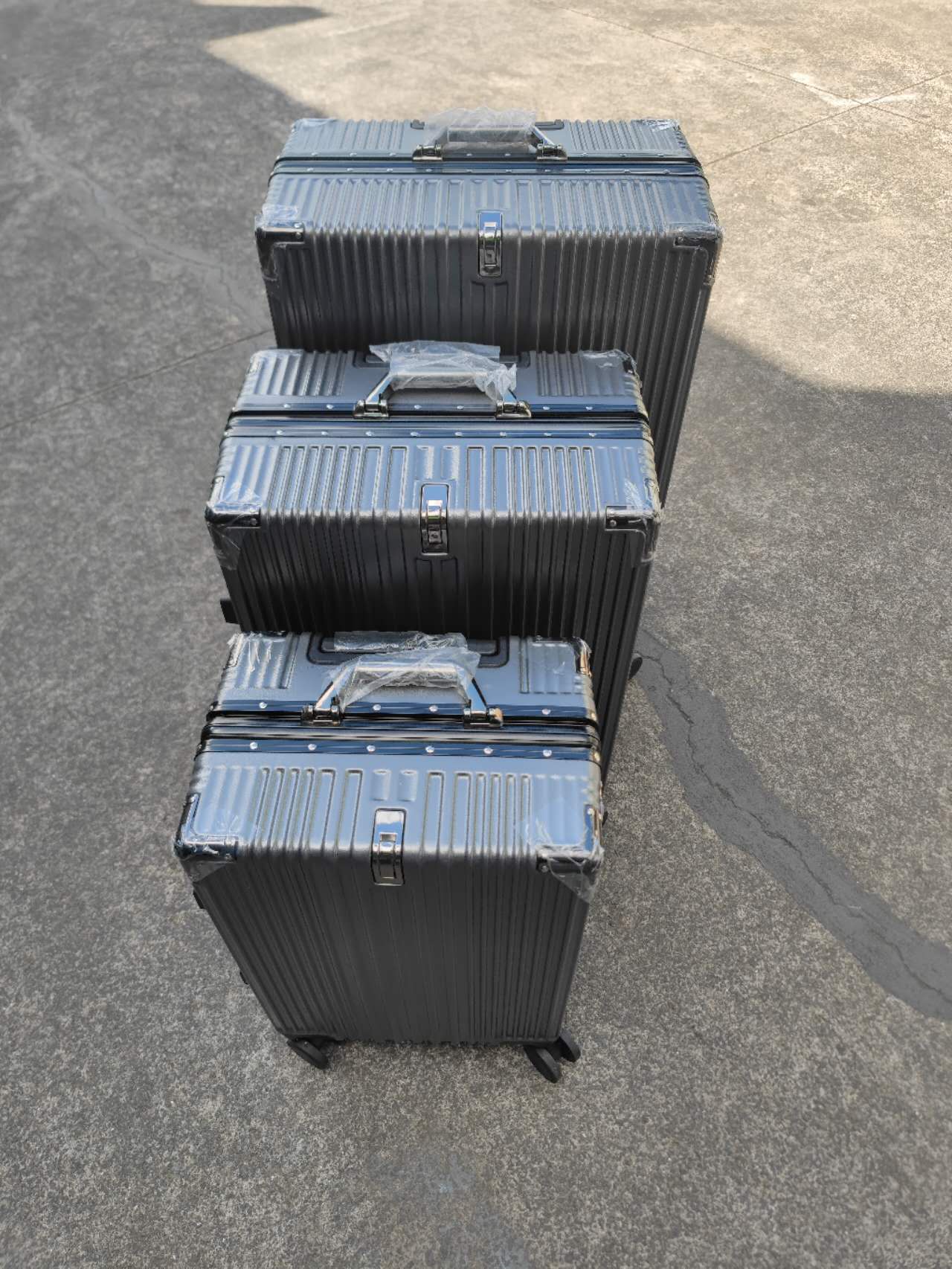 Brand new  3-piece set with aluminum hard-brimmed Suitcase.  luggage .20 inch, 24 inch, 28 inch.
