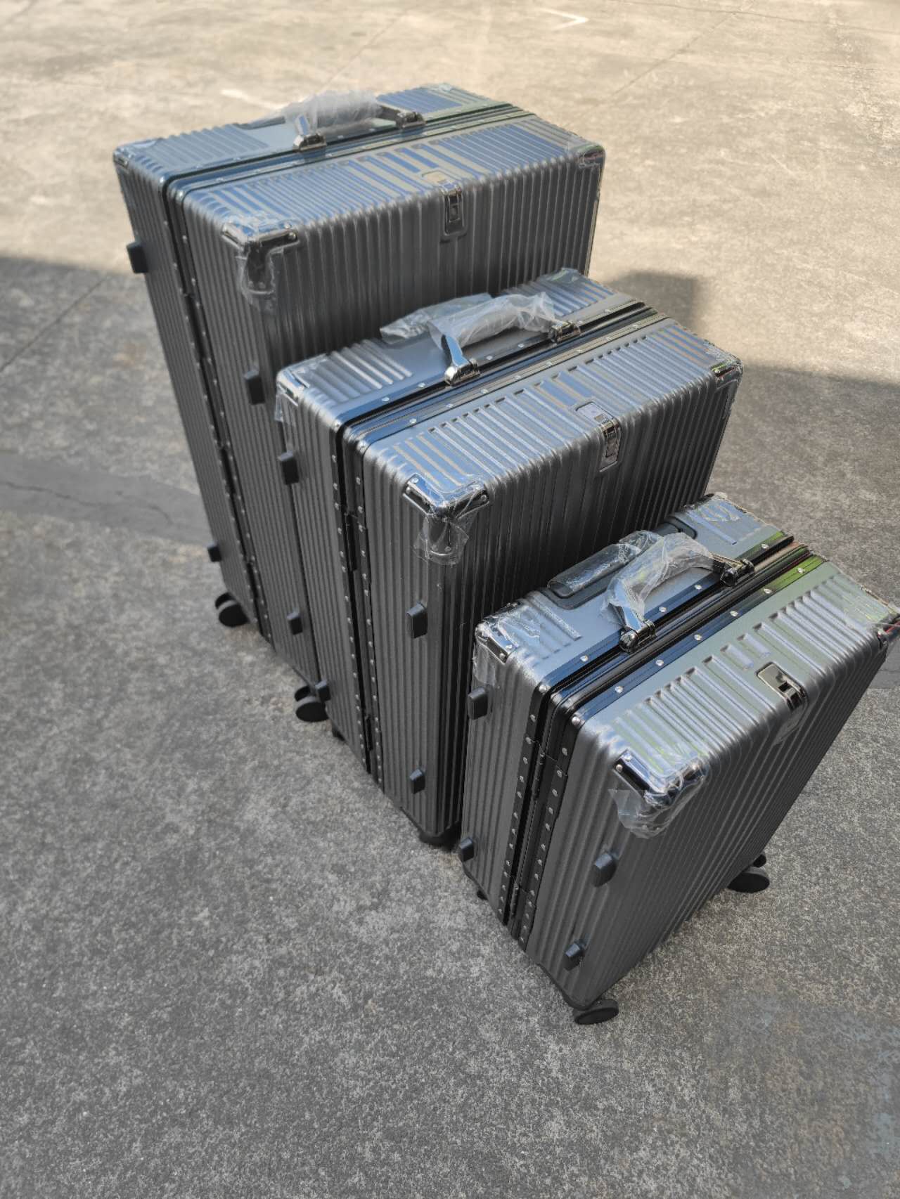 Brand new  3-piece set with aluminum hard-brimmed Suitcase.  luggage .20 inch, 24 inch, 28 inch.